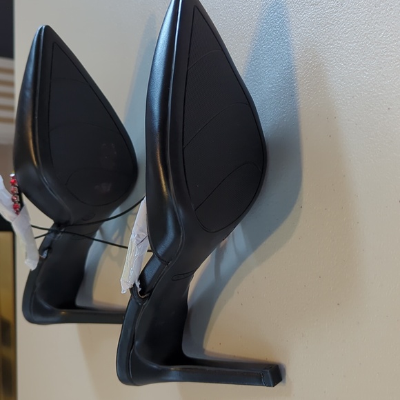 Nine West, black heel slides with rainbow rhinestone strap. 8 - Picture 7 of 10
